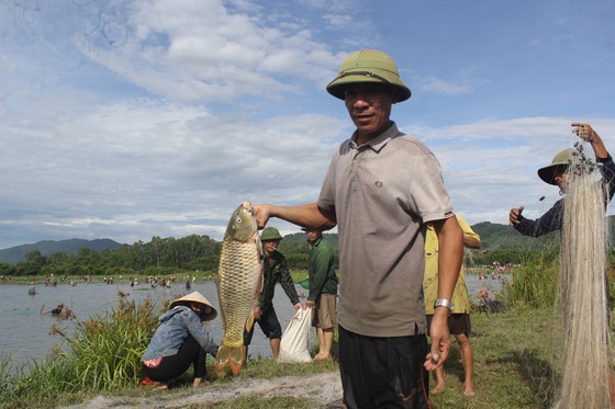 Locals flock to hundred-year-old fishing festival ảnh 7