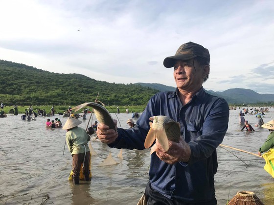 Locals flock to hundred-year-old fishing festival ảnh 8