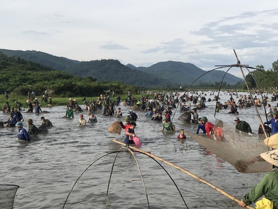 Locals flock to hundred-year-old fishing festival ảnh 10