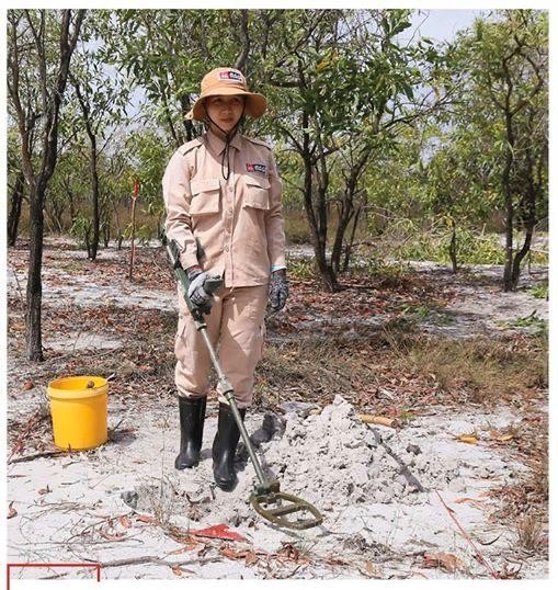 Vietnam’s unique female team reclaims mine-contaminated land ảnh 4