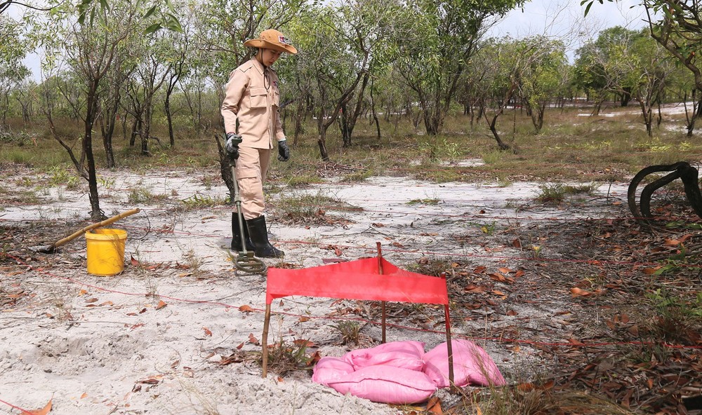 Vietnam’s unique female team reclaims mine-contaminated land ảnh 8