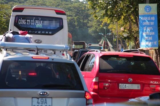 Travelers flock to Da Lat for some cool fresh air, avoid summer heat ảnh 3