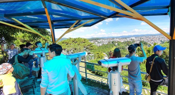 Travelers flock to Da Lat for some cool fresh air, avoid summer heat ảnh 9