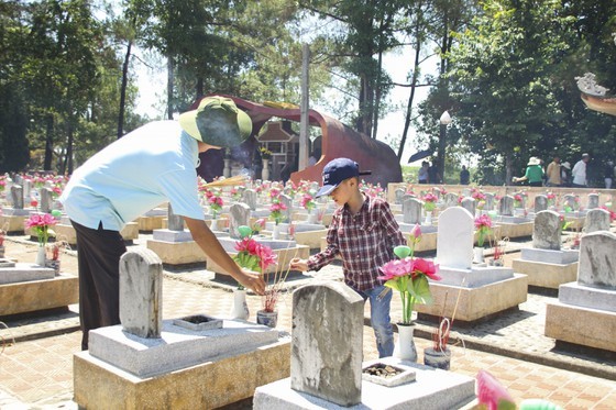 Crowds flock to Quang Tri, the land with fire and sword ảnh 13