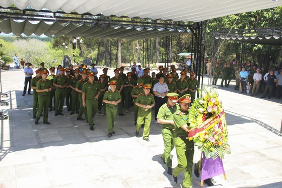 Crowds flock to Quang Tri, the land with fire and sword ảnh 14
