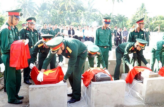 Country pays tribute to heroic martyrs on War Invalids and Martyrs' Day ảnh 1