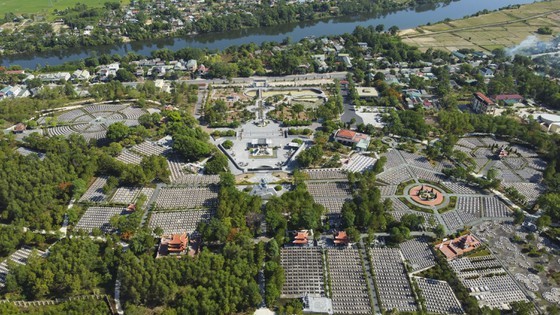 Crowds flock to Quang Tri, the land with fire and sword ảnh 1