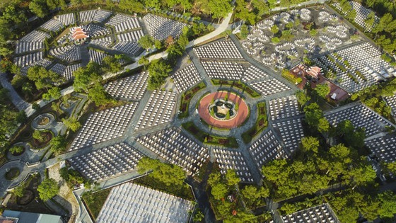 Crowds flock to Quang Tri, the land with fire and sword ảnh 2