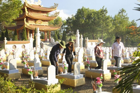 Crowds flock to Quang Tri, the land with fire and sword ảnh 3