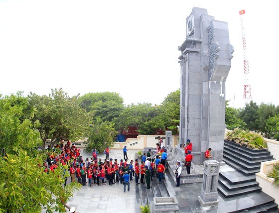Country pays tribute to heroic martyrs on War Invalids and Martyrs' Day ảnh 4