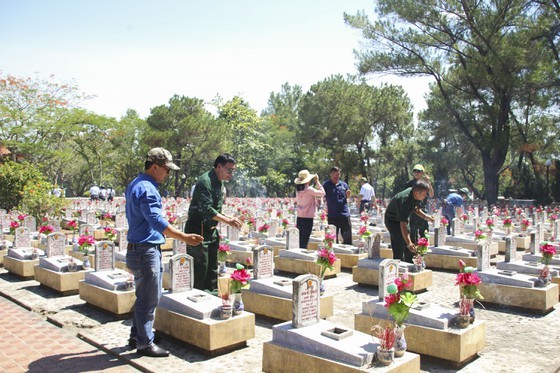 Crowds flock to Quang Tri, the land with fire and sword ảnh 7