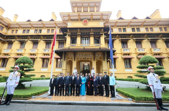 Flag raising ceremony marks 53 years of ASEAN ảnh 11