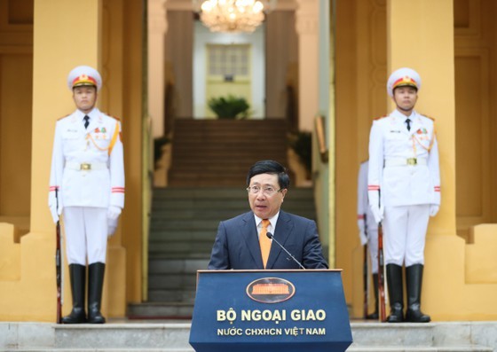 Flag raising ceremony marks 53 years of ASEAN ảnh 1