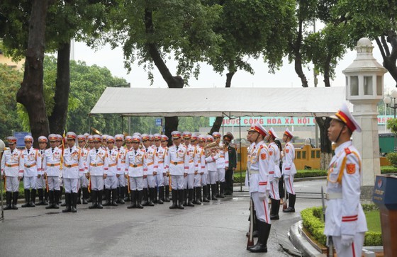 Flag raising ceremony marks 53 years of ASEAN ảnh 4