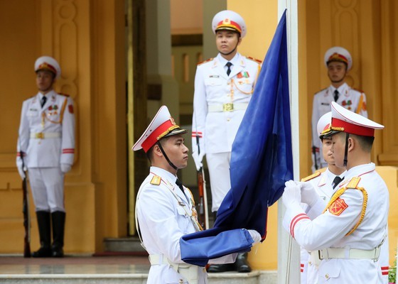 Flag raising ceremony marks 53 years of ASEAN ảnh 6