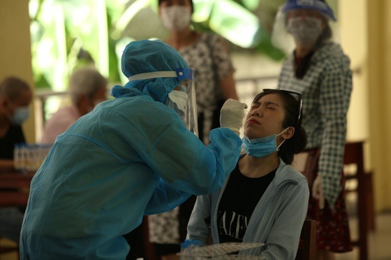 Da Nang provides COVID-19 tests for 760 stranded tourists ảnh 1