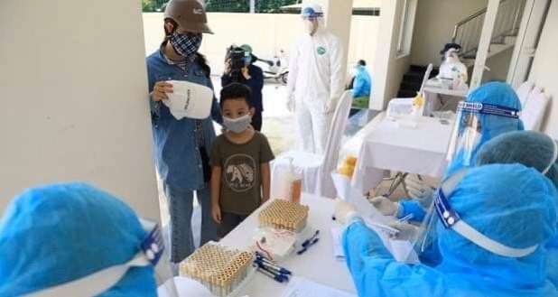 Residents returning from Da Nang city have their blood samples taken for COVID-19 testing at a station in Hanoi (Photo: VNA)