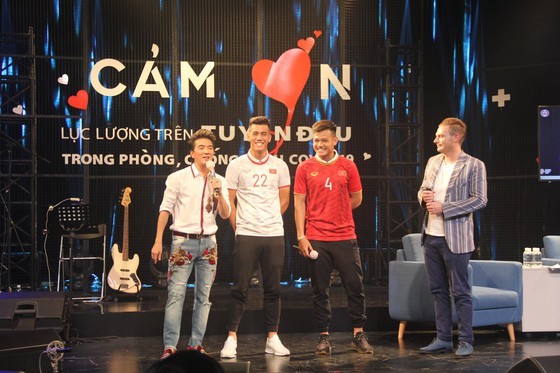 Fund-raising talk show series for frontline workers ảnh 11