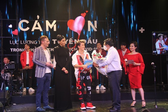 Fund-raising talk show series for frontline workers ảnh 1