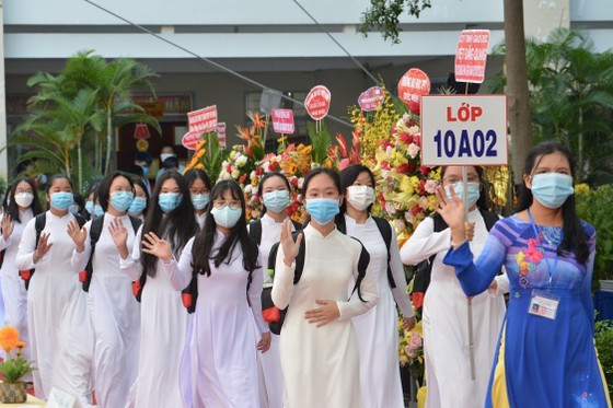 Leaders congratulate education sector on new school year in HCMC ảnh 9
