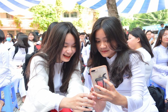 Leaders congratulate education sector on new school year in HCMC ảnh 10