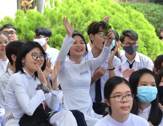 Leaders congratulate education sector on new school year in HCMC ảnh 11