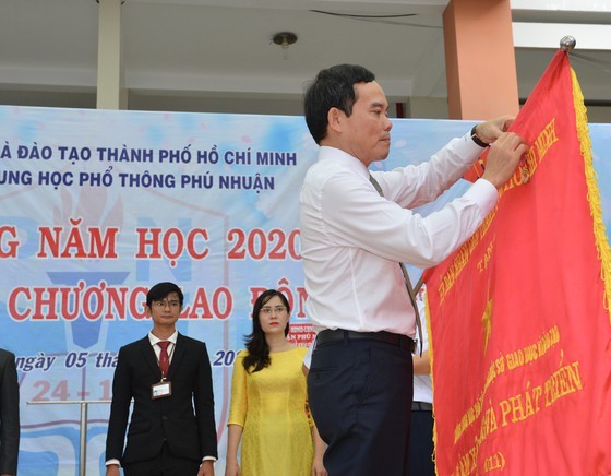 Leaders congratulate education sector on new school year in HCMC ảnh 12