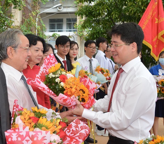 Leaders congratulate education sector on new school year in HCMC ảnh 14