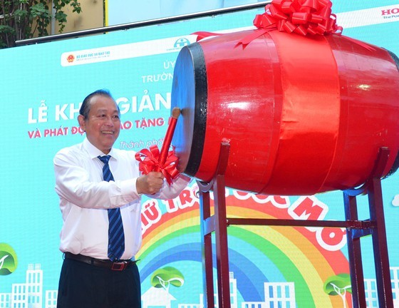 Deputy PM launches action month for traffic safety for students to go to school ảnh 1