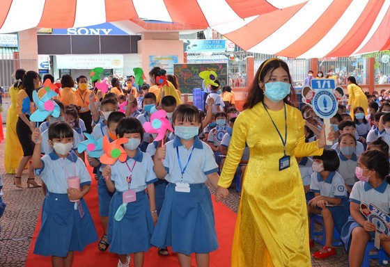Deputy PM launches action month for traffic safety for students to go to school ảnh 5