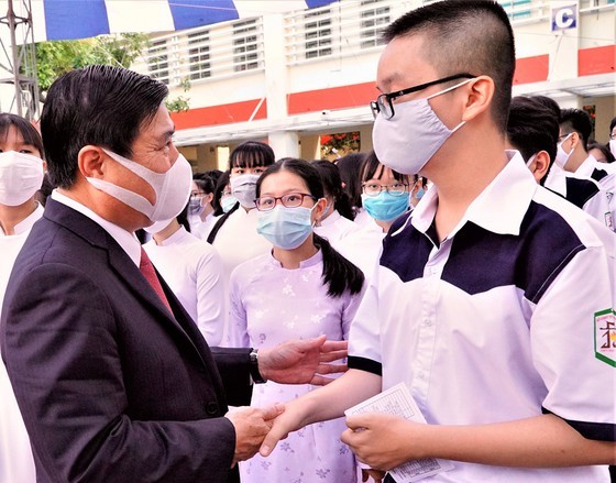 Leaders congratulate education sector on new school year in HCMC ảnh 3