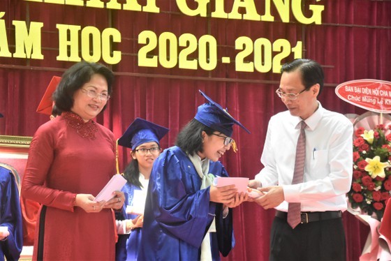 Leaders congratulate education sector on new school year in HCMC ảnh 5