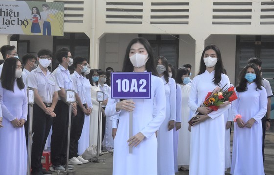 Leaders congratulate education sector on new school year in HCMC ảnh 6