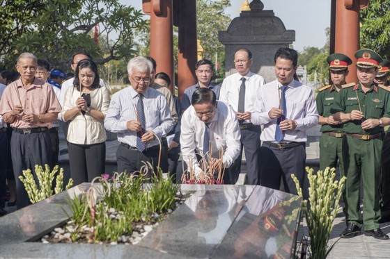 Ha Tinh celebrates great poet Nguyen Du's death anniversary ảnh 2