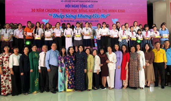 Nguyen Thi Minh Khai Scholarship Program marks its 30 years of operation ảnh 1