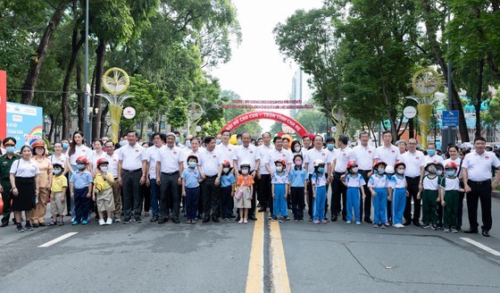 Traffic safety campaign to get kids wearing quality helmets launched in HCMC ảnh 3