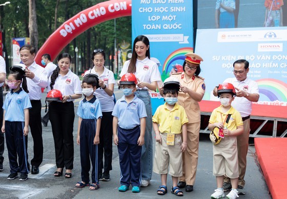 Traffic safety campaign to get kids wearing quality helmets launched in HCMC ảnh 1