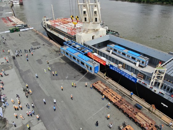 First wagons for Ben Thanh-Suoi Tien metro line arrive in HCMC ảnh 10