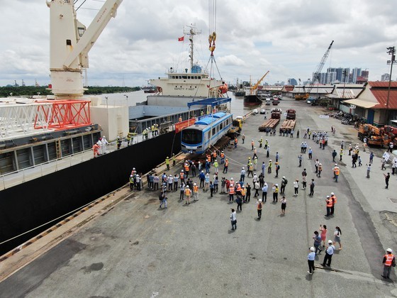 First wagons for Ben Thanh-Suoi Tien metro line arrive in HCMC ảnh 11
