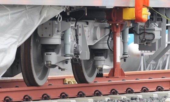 Metro coaches placed on tracks ảnh 11