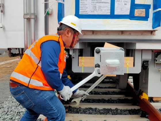 Metro coaches placed on tracks ảnh 13