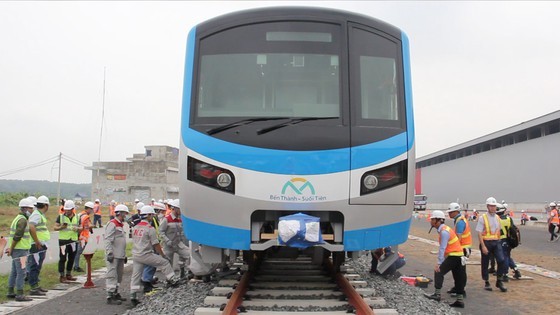 Metro coaches placed on tracks ảnh 14