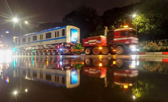 Metro coaches placed on tracks ảnh 16