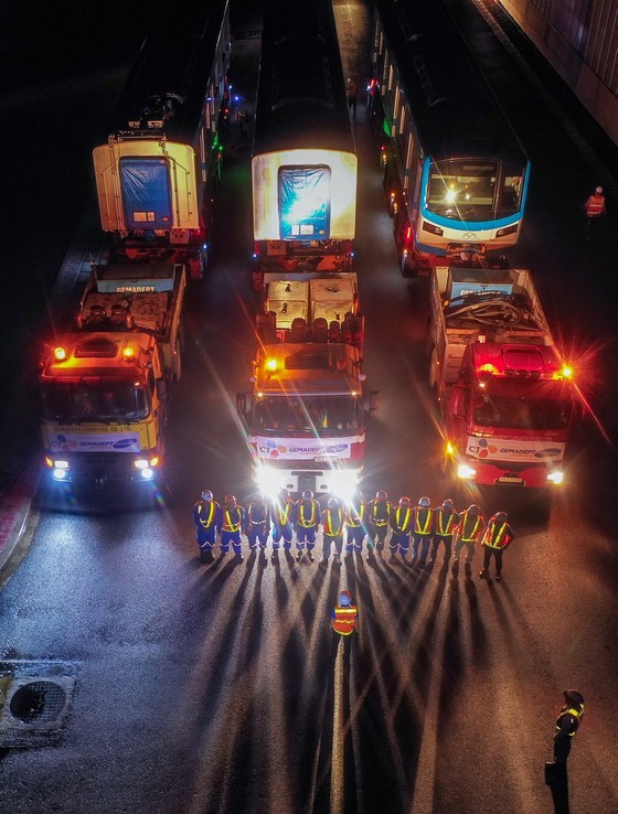 Metro coaches placed on tracks ảnh 19