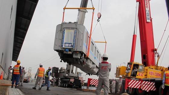 Metro coaches placed on tracks ảnh 1