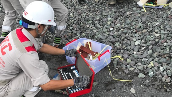Metro coaches placed on tracks ảnh 6