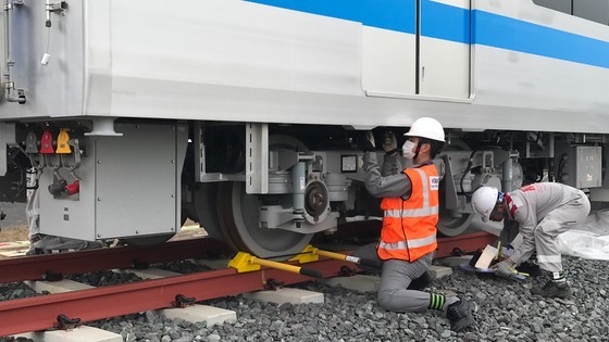Metro coaches placed on tracks ảnh 7