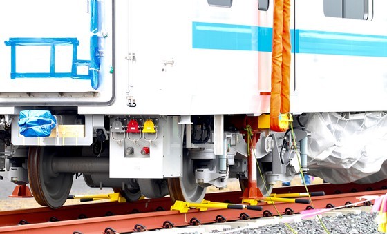 Metro coaches placed on tracks ảnh 9