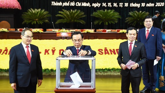 New HCMC Party Secretary makes his first official appearance ảnh 2