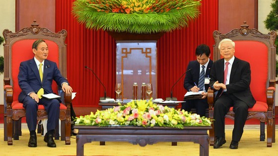 PM Nguyen Xuan Phuc chairs welcome ceremony for his Japanese counterpart ảnh 10